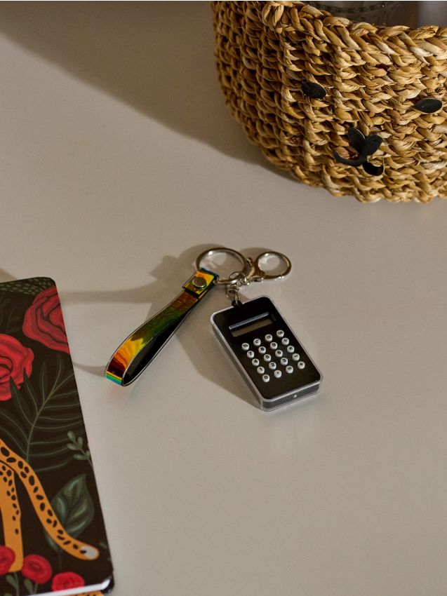 Brelok z kalkulatorem i labiryntem po drugiej stronie